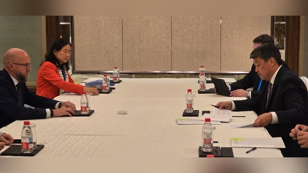 Константин Лимитовский (слева в центре), Бакыт Торобаев (справа в центре)