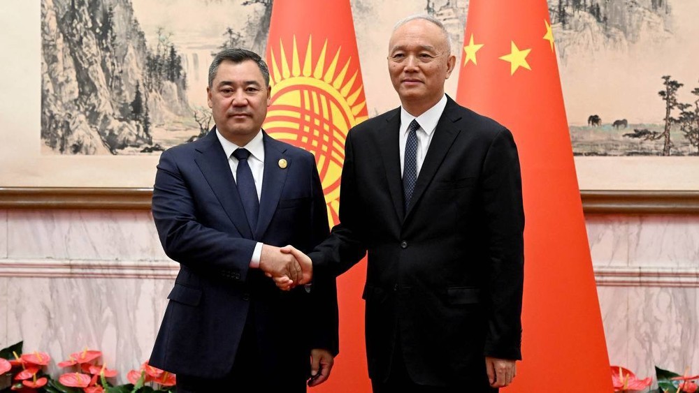 Садыр Жапаров и член Постоянного комитета Политбюро Центрального комитета Коммунистической партии Китая Цай Ци