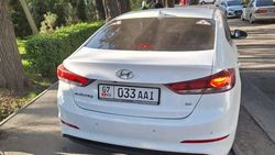 «Хендай» едет по тротуару на Айтматова. Фото «Хендай» едет по тротуару на Айтматова. Фото