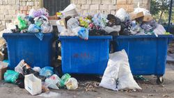 Возле почты на Айтматова три дня не вывозят мусор. Фото горожанина