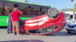 Возле Ошского рынка перевернулась машина. Видео