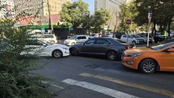 На Уметалиева столкнулись две машины, образовалась пробка. Видео
