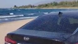 Водитель «Kиа K5» заехал на пляж Иссык-Куля и застрял в песке. Видео Водитель «Kиа K5» заехал на пляж Иссык-Куля и застрял в песке. Видео