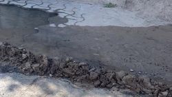 Утечка воды на улице Кара-Коо. Видео