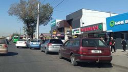 Остановка на Жибек Жолу заставлена машинами. Фото Остановка на Жибек Жолу заставлена машинами. Фото