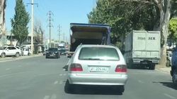 На Тоголок Молдо припаркованные фуры создают затор. Фото На Тоголок Молдо припаркованные фуры создают затор. Фото