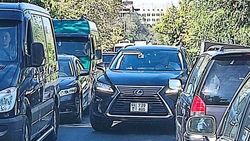 Lexus RX 450H едет по встречке, создав затор. Фото Lexus RX 450H едет по встречке, создав затор. Фото