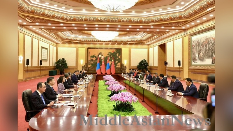 President of China holds talks with President of Mongolia