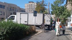 На Московской идет торговля с грузовика. Фото На Московской идет торговля с грузовика. Фото