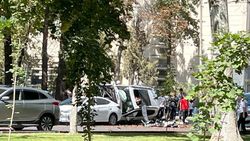 На бульваре Эркиндик перевернулся автомобиль. Видео очевидца