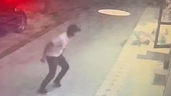 Парень украл два букета из магазина на Ахунбаева. Видео