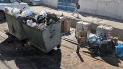 Ящики с мусором над подземными баками на Карпинке. Фото