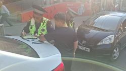 Патрульные оштрафовали водителей, которые парковались на остановках возле Ошского рынка. Видео