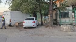 На ул.Асаналиева нет небольшого участка тротуара. Фото горожанина