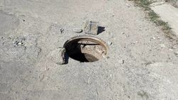 «Бишкекводоканал» закрыл крышку люка канализации на ул.Юдахина, - мэрия