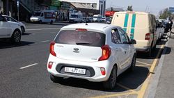 «Киа» стоит на остановке, мешая автобусам. Фото «Киа» стоит на остановке, мешая автобусам. Фото