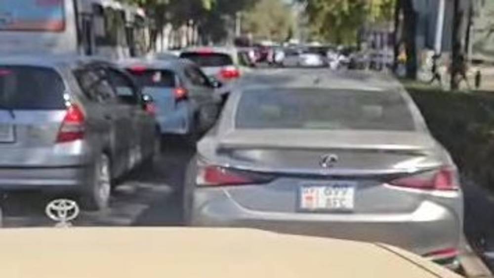 На Киевской «Лексус» припарковался, заблокировав одну полосу. Видео