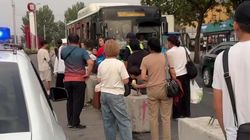 Милиция не разрешает автобусам открывать дверь на «шлагбауме». Видео горожанки