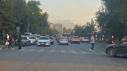 Водитель нашел причину пробок на Юсуналиева. Фото