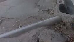 Горожанка показала состояние тротуара на Логвиненко. Видео