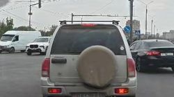 Горожанка просит установить допсекцию на светофоре на Южной магистрали. Видео