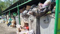 Мусорка возле 4-горбольницы переполнена. Фото