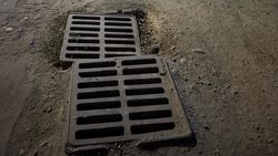 Когда заасфальтируют тротуар в 8 мкр? - горожанин