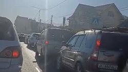 Водитель жалуется на постоянные пробки на Ахунбаева. Видео