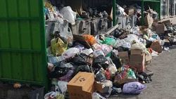 Мусорка на Мамбетова забита. Фото