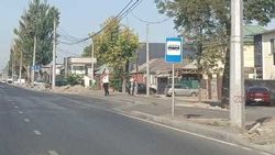 На Жибек Жолу сделали новую остановку, но навесы не поставили. Фото горожанина