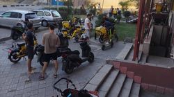 Тротуар на Орозбекова заставлен мопедами, скутера и самокатами. Фото