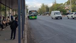 Автобус №118 остановился в начале остановки. Фото Автобус №118 остановился в начале остановки. Фото