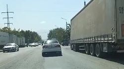 На Садыгалиева грузовики стоят в неположенном месте. Видео