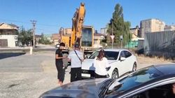 Экскаватор врезался в «Сонату» и пытался скрыться с места аварии, но его догнали. Видео