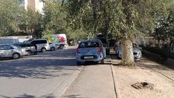 Тротуар и газон у ЦСМ №11 заставлен машинами. Фото Тротуар и газон у ЦСМ №11 заставлен машинами. Фото