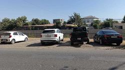 Зеленая зона вдоль реки Аламедин заставлена машинами. Видео горожанина Зеленая зона вдоль реки Аламедин заставлена машинами. Видео горожанина