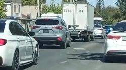 На Тоголок Молдо из-за ямы на дороге машины выезжают на встречку. Видео На Тоголок Молдо из-за ямы на дороге машины выезжают на встречку. Видео