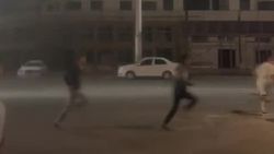 В Тунгуче толпа парней бежит за бусом. Что происходит? Видео горожанки