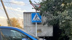 На Орозова стоит сломанный дорожный знак. Фото На Орозова стоит сломанный дорожный знак. Фото