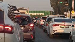 Огромная пробка по Жибек Жолу и Лермонтова. Фото горожанина