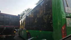 На проспекте Чуй грузовик столкнулся с автобусом №227. Фото очевидца