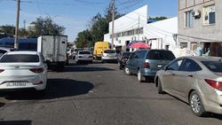 Горожанин жалуется на бардак с дорожным движением возле Аламединского рынка. Фото