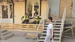 Регулировщики на остановках сидят, а автобус не может подъехать. Фото горожанки