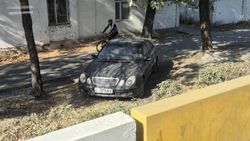 Водитель «Мерседеса» организовал себе парковку на тротуаре и зеленой зоне. Фото Водитель «Мерседеса» организовал себе парковку на тротуаре и зеленой зоне. Фото