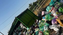 Гора мусора в 8 мкр. Фото