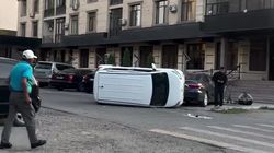 На Боконбаева перевернулся автомобиль. Видео