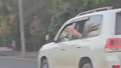 Пассажирка высунула ноги из автомобиля на бульваре Молодой Гвардии Пассажирка высунула ноги из автомобиля на бульваре Молодой Гвардии