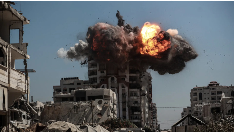 Дым поднимается после того, как израильские авиаудары поразили и разрушили несколько зданий и высотных башен в городе Газа 14 сентября 2025 г