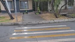 На ул.Айтиева «зебра» упирается в бордюр. Фото горожанина На ул.Айтиева «зебра» упирается в бордюр. Фото горожанина