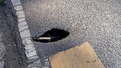 «Бишкекасфальтсервис» залатают яму на Панфилова «Бишкекасфальтсервис» залатают яму на Панфилова